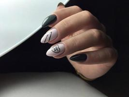 vrouw met vleeskleurig manicure met ontwerp, dichtbij omhoog foto