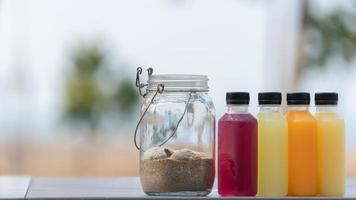 gezond smoothies fruit en groente sap in flessen met zand in fles foto