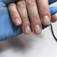 vrouw nagels in voorkant van manicuren. vrouw hand- na hardware manicuren. foto