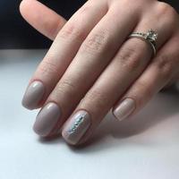 elegant ontwerp van manicure Aan mooi nagels foto