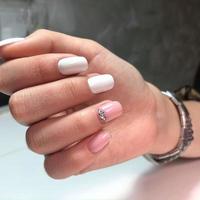 vrouw met vleeskleurig manicure met ontwerp, dichtbij omhoog foto