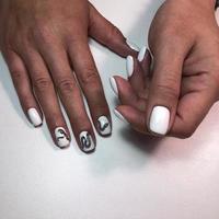 vrouw manicuren. manicure met een slang ontwerp Aan de nagels. foto