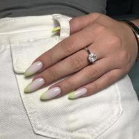 Frans manicure Aan de nagels. Frans manicure ontwerp. manicure gel nagel Pools foto