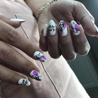 vrouw handen met wit nagels en liefde ontwerp foto