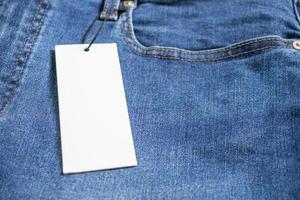 spijkerbroek met blanco wit prijskaartje foto