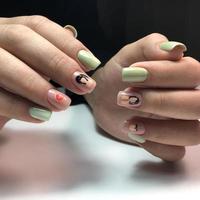 helder veelkleurig ontwerp van manicure.veelkleurig manicure dichtbij omhoog foto