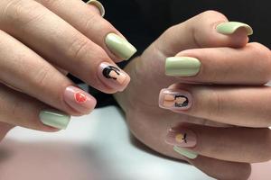 helder veelkleurig ontwerp van manicure.veelkleurig manicure dichtbij omhoog foto