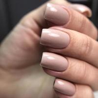 elegant modieus vrouw roze manicure.handen van een vrouw met roze manicure Aan nagels foto