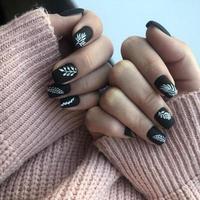 elegant modieus zwart vrouw manicure.handen van een vrouw met zwart manicure Aan nagels foto