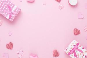 geschenk doos en roze hart Aan papier achtergrond met kopiëren ruimte voor liefde bruiloft of valentijnsdag dag foto