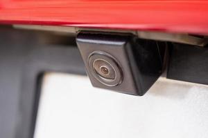 rood auto achterzijde visie camera dichtbij omhoog voor parkeren bijstand foto