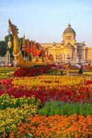 Bangkok, Thailand - december 24, 2018 - replica van de suphannahong Koninklijk aak in de aun ai rak khlai khwam nao winter eerlijk Bij de Koninklijk plein, dusit paleis plein, of ruiter standbeeld plein foto