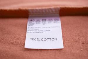 wit wasserij zorg het wassen instructies kleren etiket Aan katoen overhemd foto