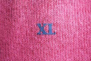 kleren label etiket met xl grootte Aan nieuw overhemd foto