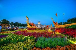 Bangkok, Thailand - december 24, 2018 - replica van de suphannahong Koninklijk aak in de aun ai rak khlai khwam nao winter eerlijk Bij de Koninklijk plein, of dusit paleis plein, of ruiter standbeeld plein foto