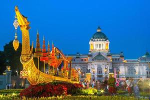 Bangkok, Thailand - december 24, 2018 - replica van de suphannahong Koninklijk aak in de aun ai rak khlai khwam nao winter eerlijk Bij de Koninklijk plein, dusit paleis plein of ruiter standbeeld plein foto