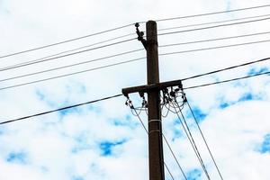 elektrisch pool macht lijnen uitgaand elektrisch draden tegen Aan wolk blauw lucht. foto