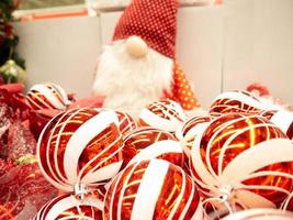 Kerstmis decoraties in een doos. voorbereidingen treffen naar jurk omhoog de Kerstmis boom. de kerstman claus. rood ballen. foto