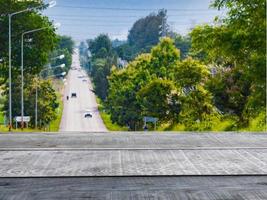 oud houten tafel plank in de achtergrond landschap een snelweg omringd door groen foto