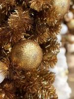 gouden vrolijk Kerstmis bal achtergrond. gelukkig nieuw jaar en vrolijk Kerstmis 2023 foto