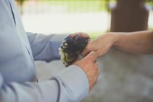 persoon in blauw pak helpen met korset foto