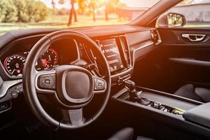 de interieur van een modern auto in donker kleuren foto