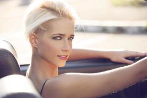 blonde vrouw in cabrio