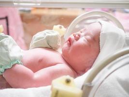 pasgeboren baby zuigeling slaap in de incubator Bij ziekenhuis foto