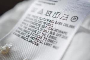 kleding etiket label met wasserij zorg instructies foto