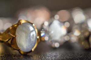 wijnoogst goud sieraden blauw saffier en diamant ring Aan zwart achtergrond foto