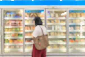 supermarkt commerciële koelkasten diepvriezer met bevroren voedsel abstracte achtergrond wazig foto