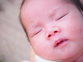 schattig Aziatisch pasgeboren baby meisje foto