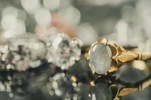 vintage gouden sieraden blauwe saffier ringen met reflectie op zwarte achtergrond foto