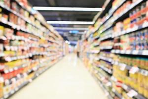 supermarkt gangpad interieur met Product schappen abstract vervagen achtergrond foto