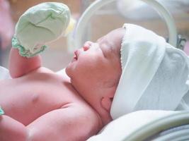 nieuw geboren baby zuigeling slaap in de incubator Bij ziekenhuis foto