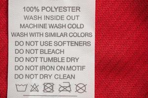 wit wasserij zorg het wassen instructies kleren etiket Aan rood Jersey polyester sport overhemd foto