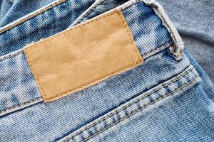 blauw denim jeans leer etiket structuur achtergrond foto