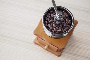 wijnoogst handleiding koffie Slijper met geroosterd koffie bonen foto