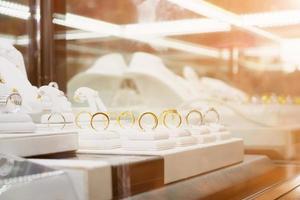 sieraden, diamanten ringen en halskettingen worden getoond in de etalage van een luxe winkel; foto