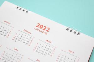 2022 kalender bladzijde Aan blauw achtergrond bedrijf planning afspraak vergadering concept foto