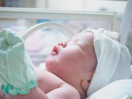 nieuw geboren baby zuigeling slaap in de incubator Bij ziekenhuis foto