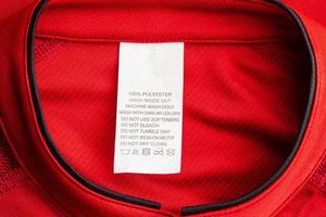 wit wasserij zorg het wassen instructies kleren etiket Aan rood Jersey polyester sport overhemd foto