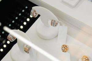 sieraden diamant oorbellen tonen in luxe kleinhandel op te slaan venster Scherm vitrine foto