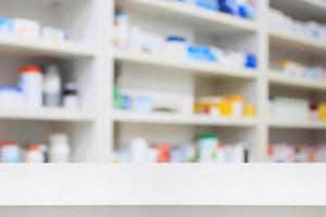 apotheek teller op te slaan tafel achtergrond met geneeskunde schappen in apotheek foto