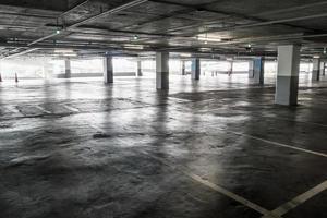 interieur van lege lege parkeergarage in warenhuis foto