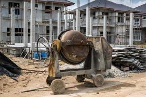 cementbetonmixermachine op de bouwplaats van een nieuw huis foto