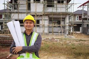 aziatische zakenman bouwingenieur werknemer bij woningbouw site foto