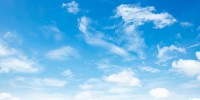 blauwe lucht met witte wolkenlandschapsachtergrond foto