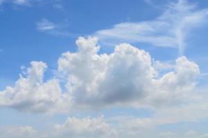 wolken wit zacht in de uitgestrekte blauwe lucht foto