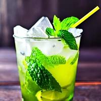 vers mojito alcohol cocktail tekening met limoen, munt bladeren en ijs. afbeelding en beeld voedsel illustratie voor achtergrond inhoud foto